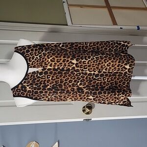 Sleeveless keyhole leopard print blouse